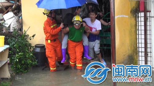 五通下边社一坐月子产妇被困家中，消防员将其背出