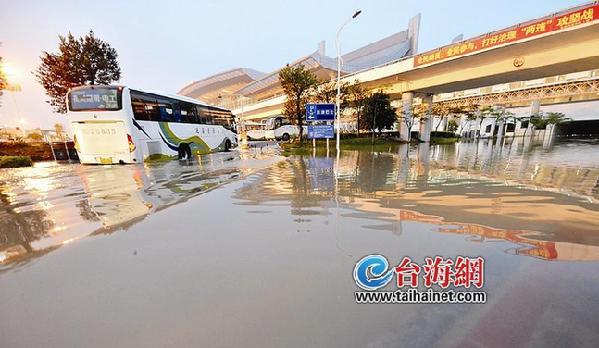 昨日厦门一场暴雨 警方7个小时接到17起积水报警5