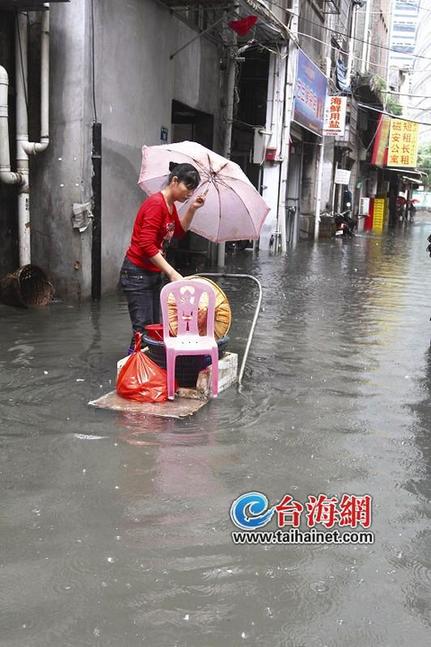 昨日厦门一场暴雨 警方7个小时接到17起积水报警2
