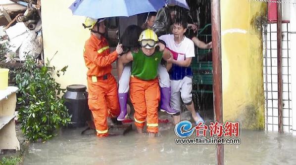 昨日厦门一场暴雨 警方7个小时接到17起积水报警3