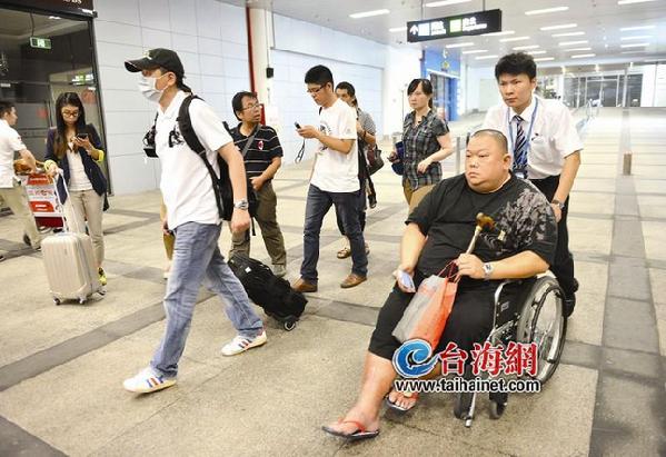 妻子车祸劫后余生 丈夫拄拐连夜跨海来厦门探爱妻