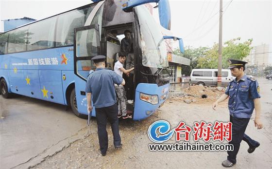 泉州长途车跑到厦门抢客 厦门公司派卧买票取证