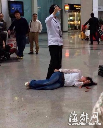 曝福州长乐机场上演家庭闹剧 三女子暴打小三