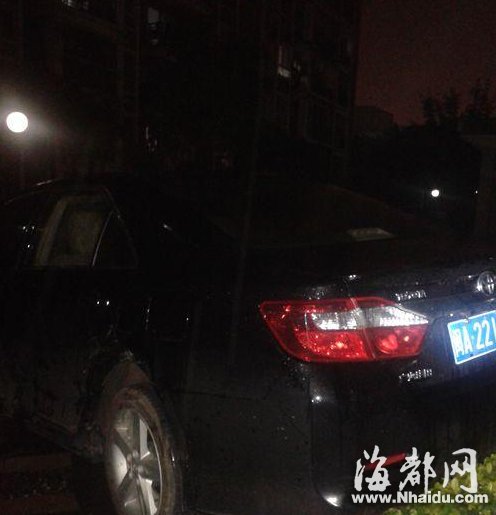 福州一黑色轿车小区内发狂 连撞四车后逃逸
