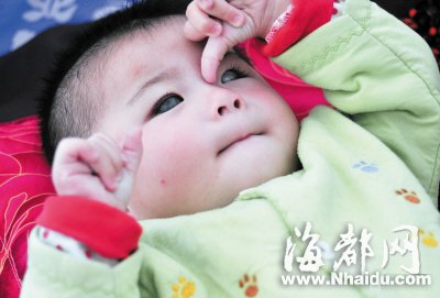 罗源一女婴被弃雨中 众人为其撑伞民警当奶爸