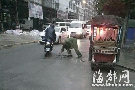 福州依伯冒雨捡石填坑 市民点赞热心肠