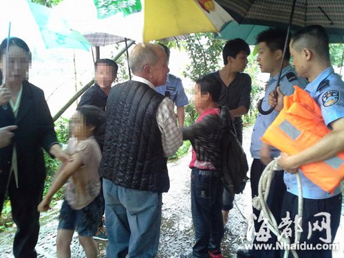 七旬退休老干部踏急流 拽起落水兄妹