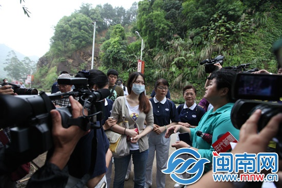 沿江流域 2100多人搜寻失踪者11