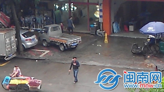 男子持菜刀当街劫走一小车