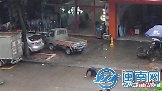 男子持菜刀当街“劫走”一小车1