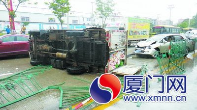 货车失控侧翻挡道