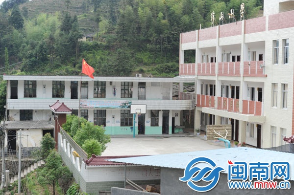 三层的是前年翻建的教学楼，两层旧楼则改作学前班和 