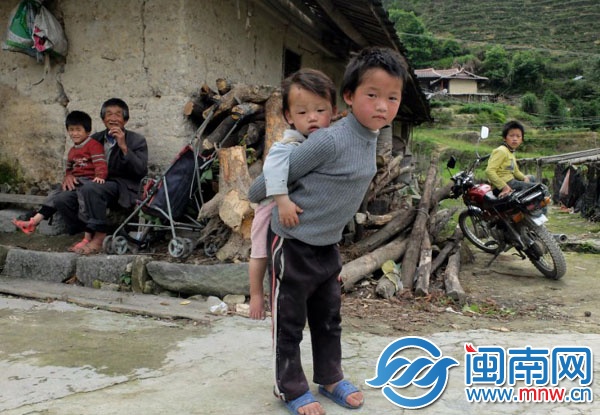 8岁的灿艺还有一个弟弟，两个妹妹