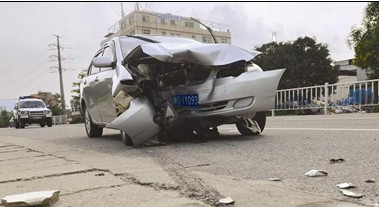 小车撞护栏5人被困车上