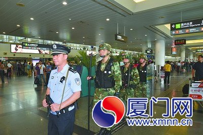 民警和武警组队在高崎机场巡逻