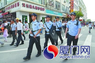 民警荷枪实弹在中山路巡逻