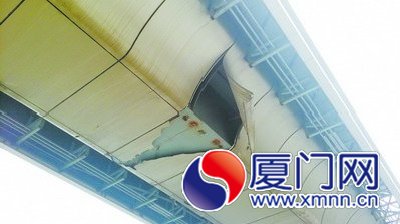 灌口天桥铁板快脱落 大车开过会随风晃动