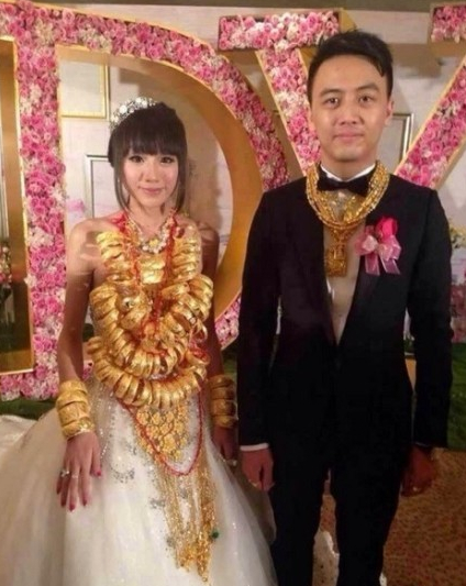 新娘身上挂70个金手镯