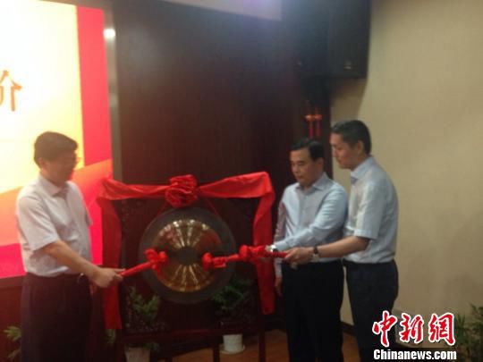 图为工作人员敲鼓启动竞价