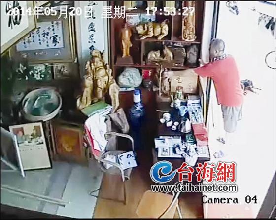 抓起关公雕像 骑上单车逃离