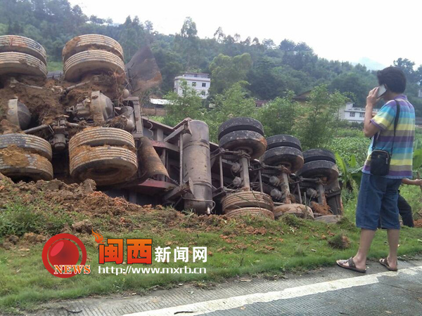 永定：雨天路滑 货车侧翻
