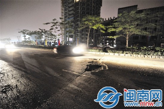 没有路灯和警示标志，过往车辆车速普遍较快，很容易 