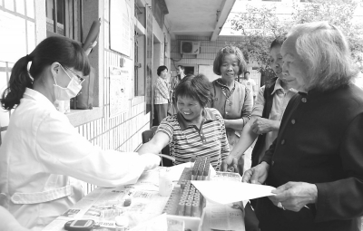 东田镇卫生院为65岁以上老人免费体检