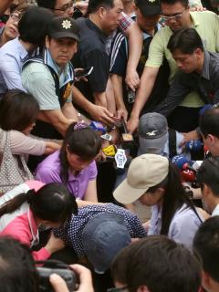 北捷惨案发生至今第7天，郑捷父亲（中右，淡蓝衣蓝&nbsp;