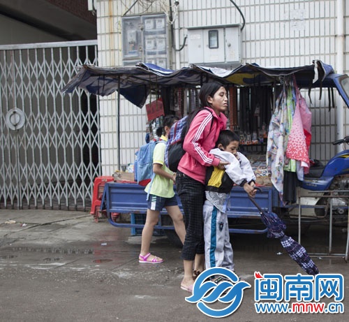 回家的路上，儿子又跌倒了，母亲用力将他抱起