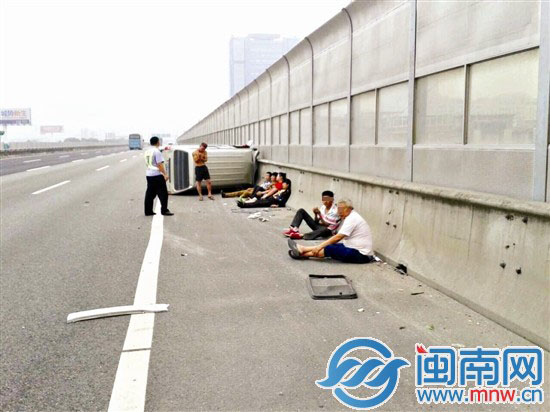 面包车爆胎侧翻，车上7人均不同程度受伤