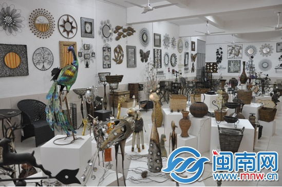 各种材质做成的精致工艺品摆满整个展示厅