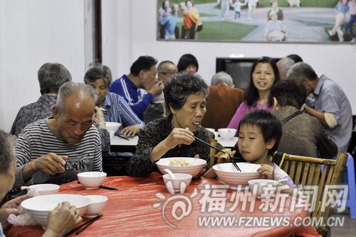 爱心食堂每天都有不少老人前来