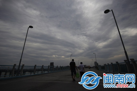 乌云成螺旋状，密布天空