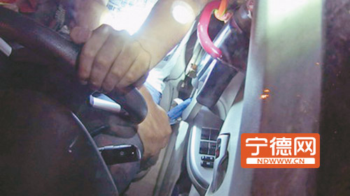 古田：轿车失控撞垃圾车 钢管扎进司机大腿
