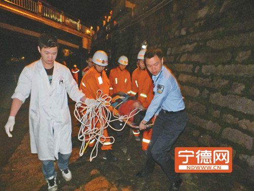 柘荣一醉酒女沉睡河岸边 众人施救还遭怒斥1