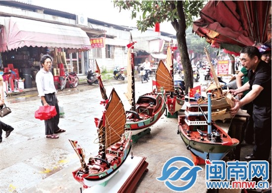 路过的居民，对老林打造的小船队赞不绝口