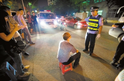 违规的司机现场体验被远光灯照射的感觉。本报记者陈&nbsp;