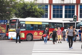 公交车开出站与行人“抢”斑马线