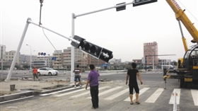 东西三路一个十字路口抓紧安装交通信号设备