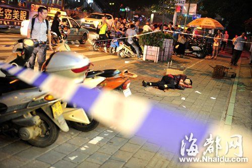 在85度C店门前，一男子摔倒在地，被凶手连捅数刀身&nbsp;