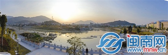 桃溪穿城而过，“永春清明上河图”沿溪铺开