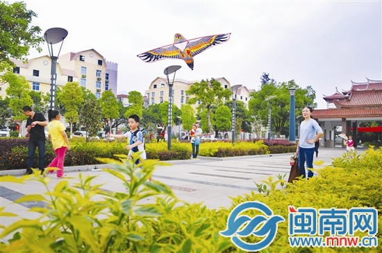 人民公园内，人们闲适惬意