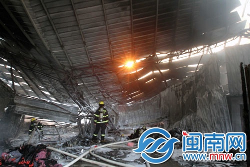 火灾后，仓库内被烧成废墟
