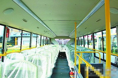 双层巴士载量大，可有效缓解高峰期交通压力