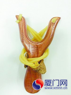 警方缴获吴某使用的弹弓