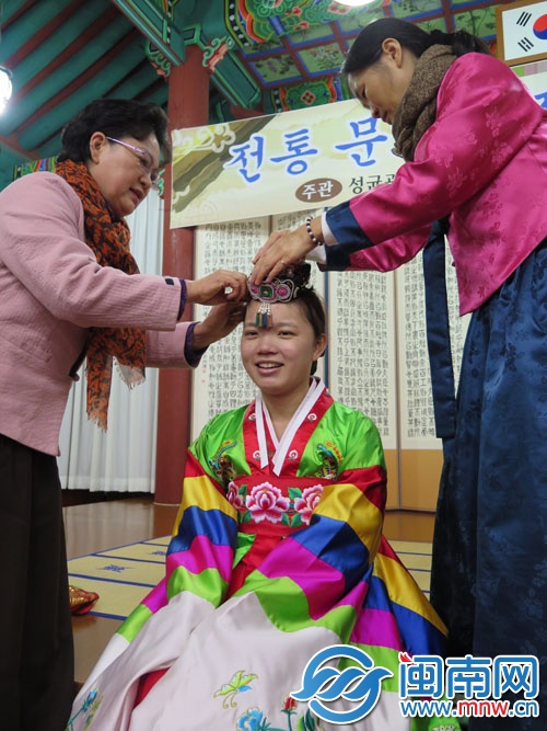 去年11月，海都观察团成员在韩国光州体验韩服文化