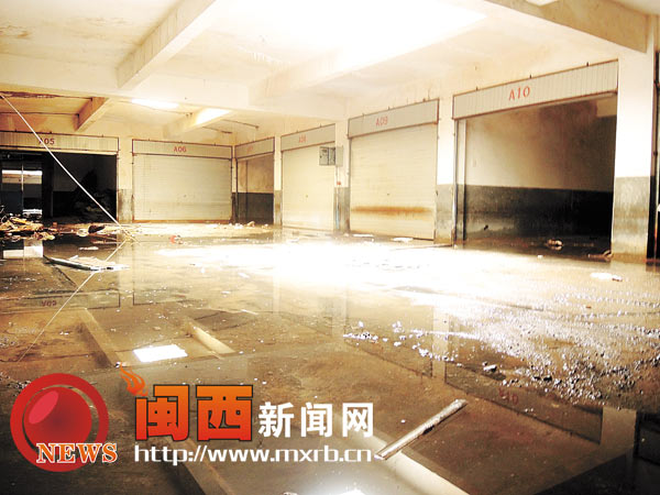 汀州镇客家广场地下室被水浸泡一年多1