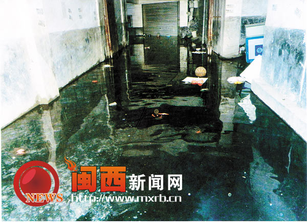 汀州镇客家广场地下室被水浸泡一年多