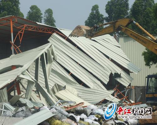 灵源罗山交界处违建铁皮屋被拆除