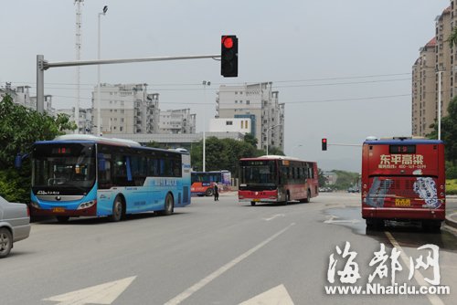 公交车横穿马路，停放在路边，高峰期加剧了堵情